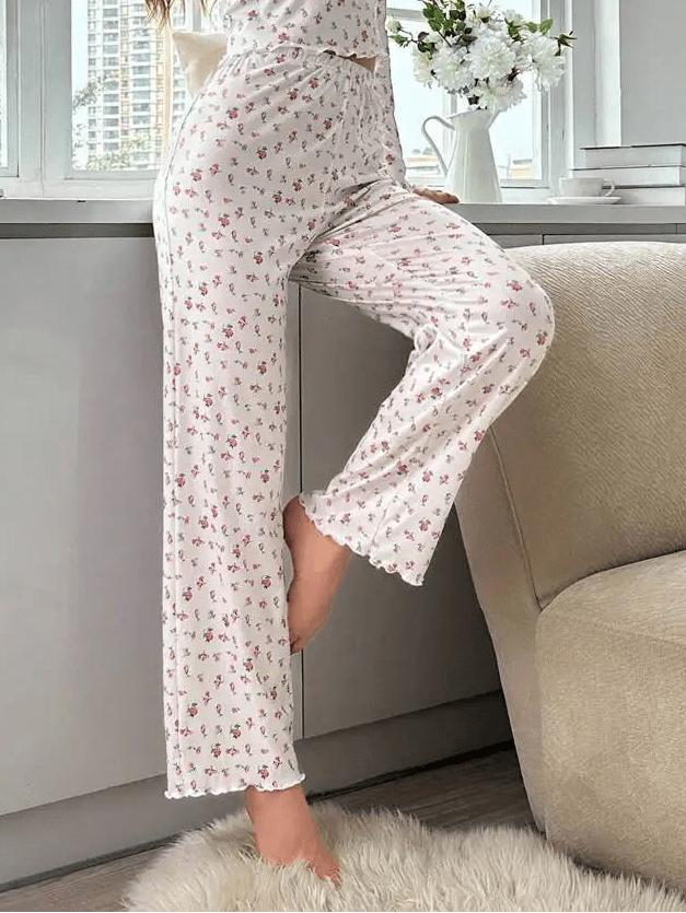 Blomstret pyjamassæt med lange ærmer