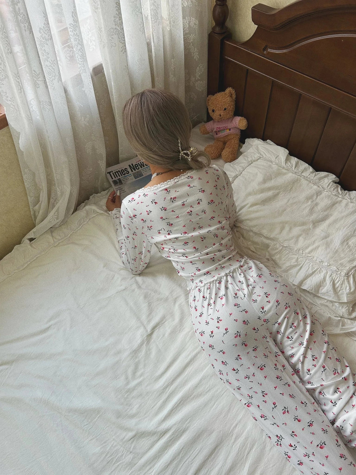 Blomstret pyjamassæt med lange ærmer