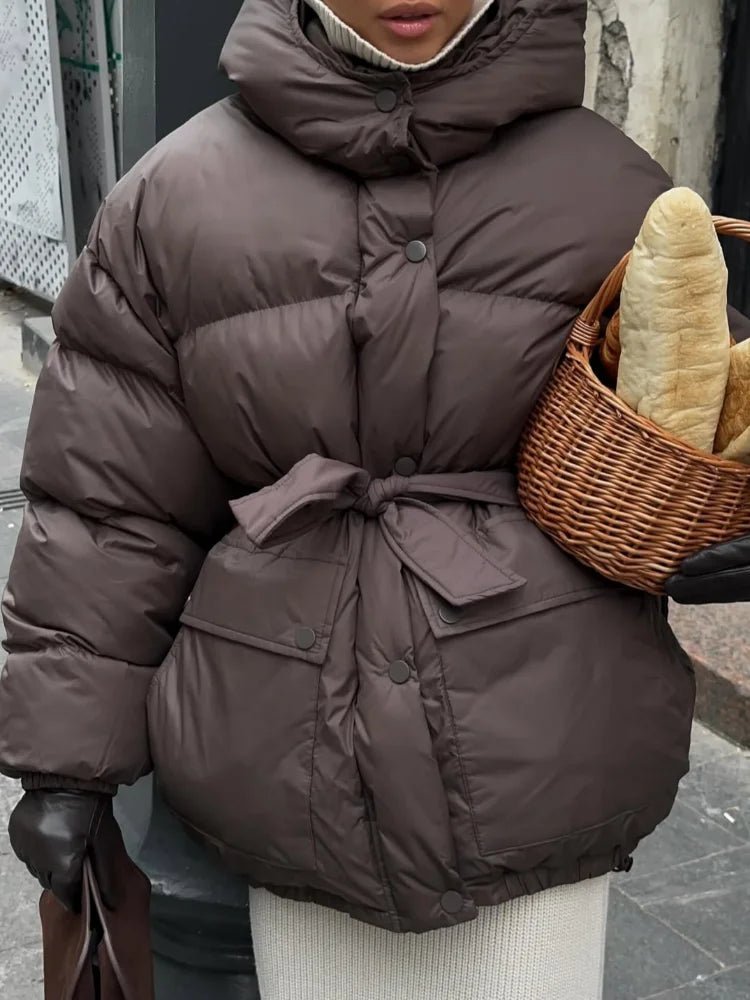 Lorna frakke med hætte og snøredetaljer