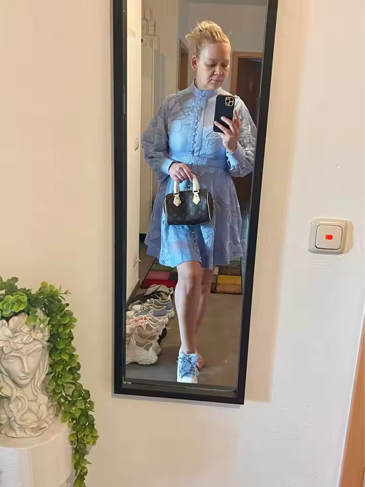 Lucia kjole med broderede blonder og bælte