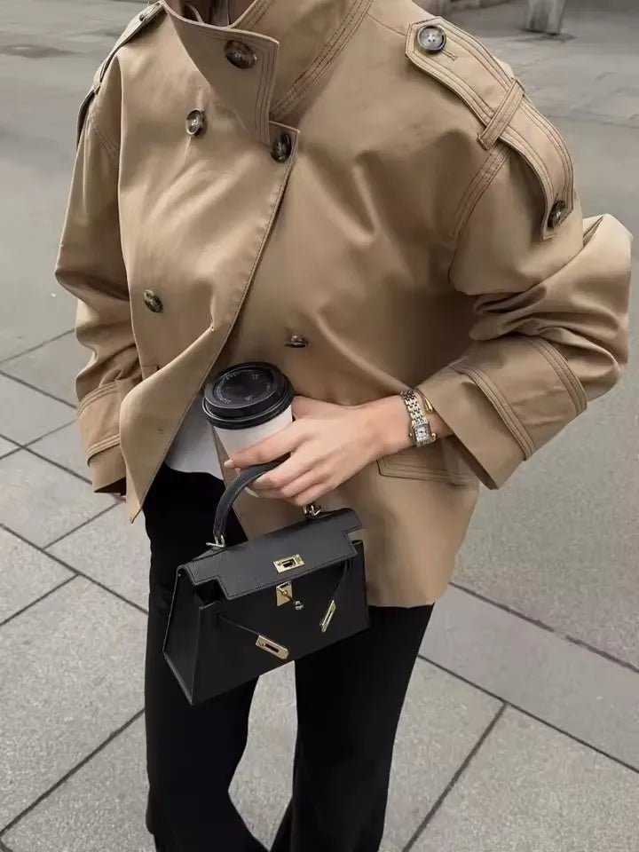 Lucy kort trenchcoat med opretstående krave