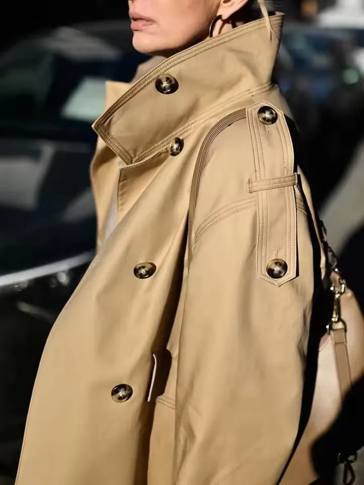 Lucy kort trenchcoat med opretstående krave