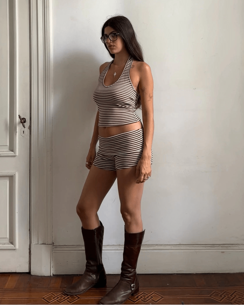 Lucy sæt med stribet halterneck-top og shorts