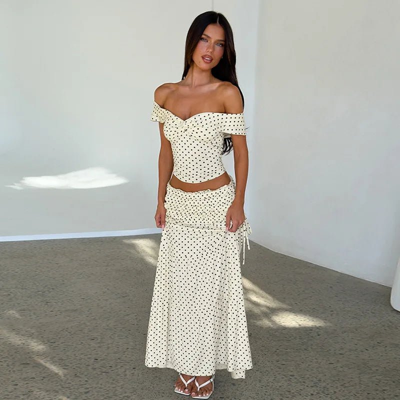Maisie sæt med off-shoulder-croptop og nederdel