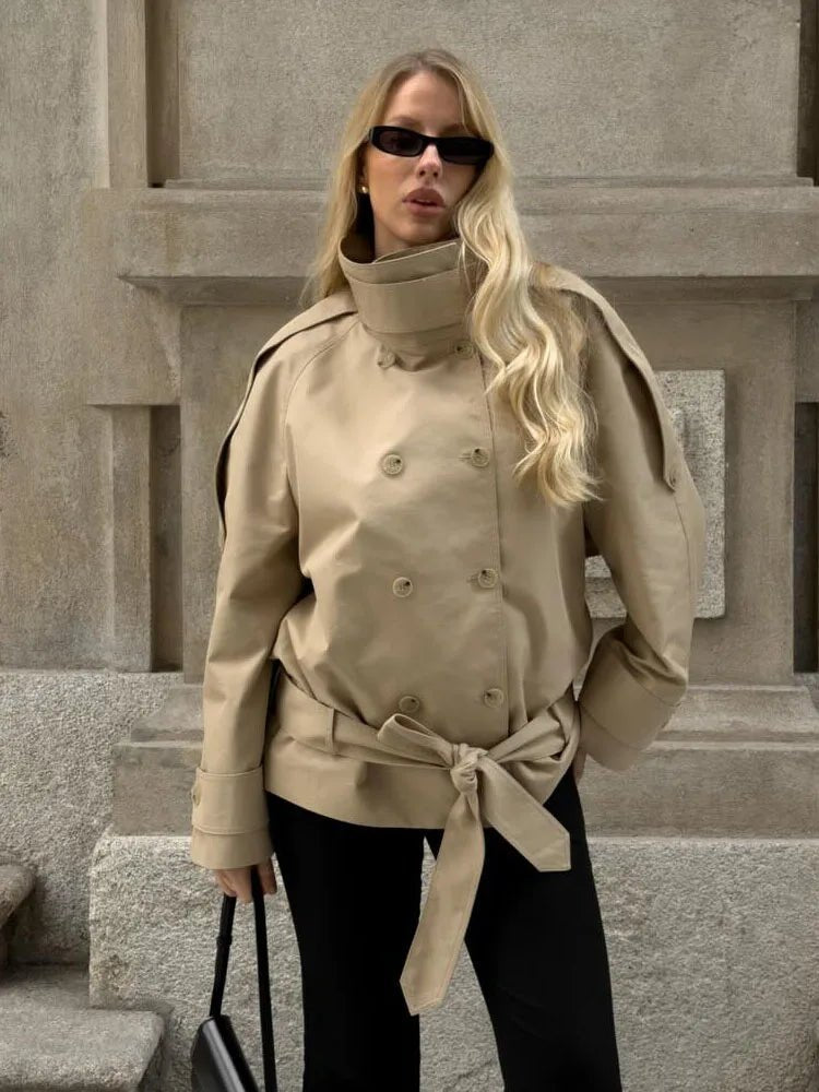 Melanie kort trenchcoat med opretstående krave