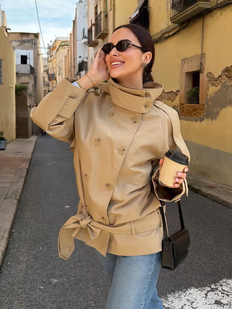 Melanie kort trenchcoat med opretstående krave