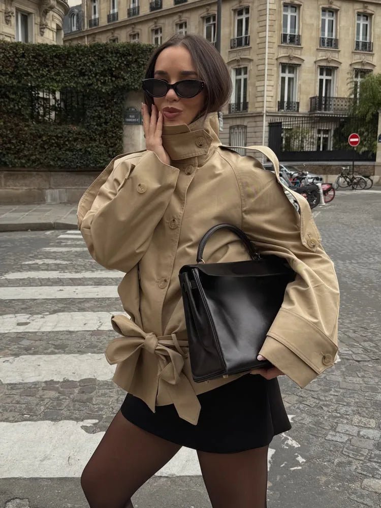Melanie kort trenchcoat med opretstående krave