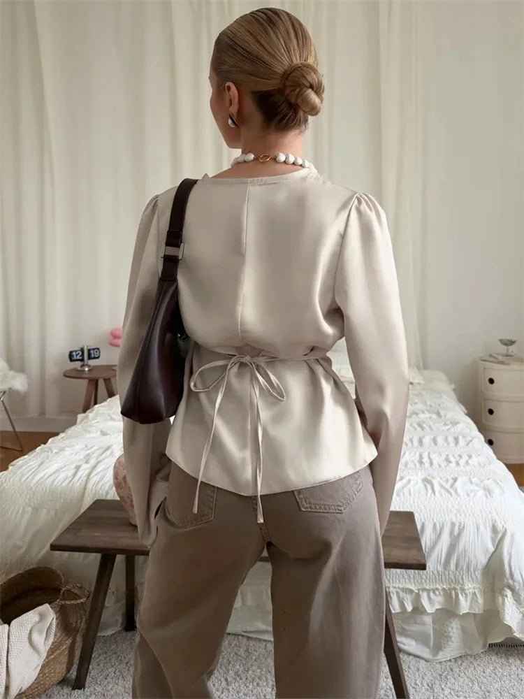 Naomi satin-top med V-udskæring