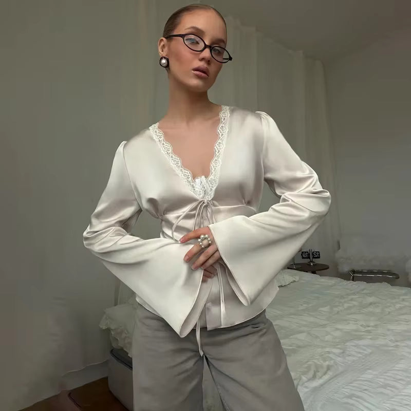 Naomi satin-top med V-udskæring