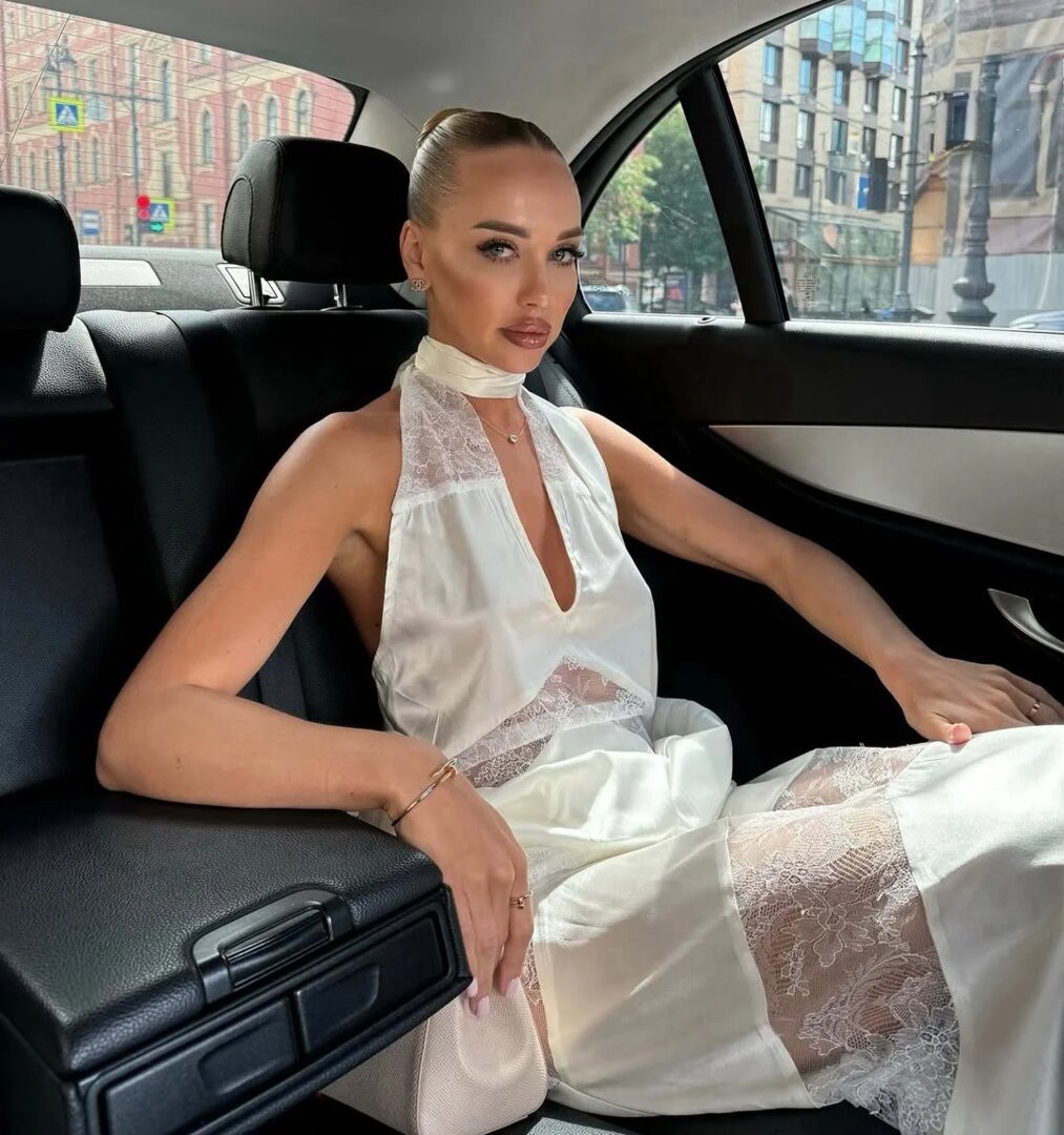Natasha gennemsigtig kjole med halterneck