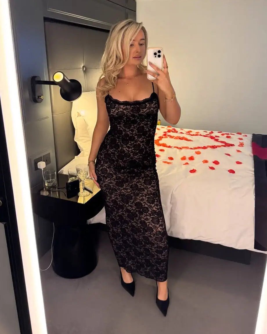 Nina blondekjole i blonder med bare skuldre og maxilængde