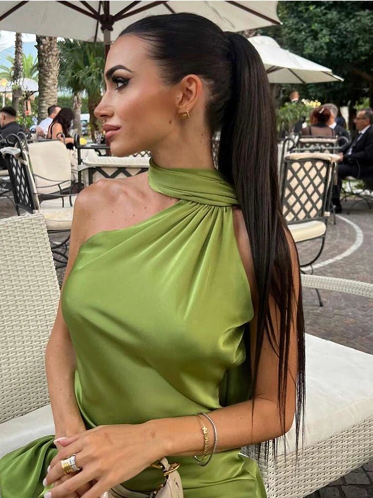 Noor satin-kjole med halterneck og bar ryg