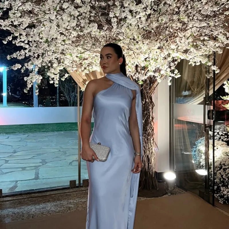 Noor satin-kjole med halterneck og bar ryg