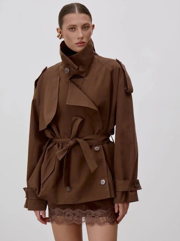 Octavia trenchcoat med snøredetaljer og ståkrave