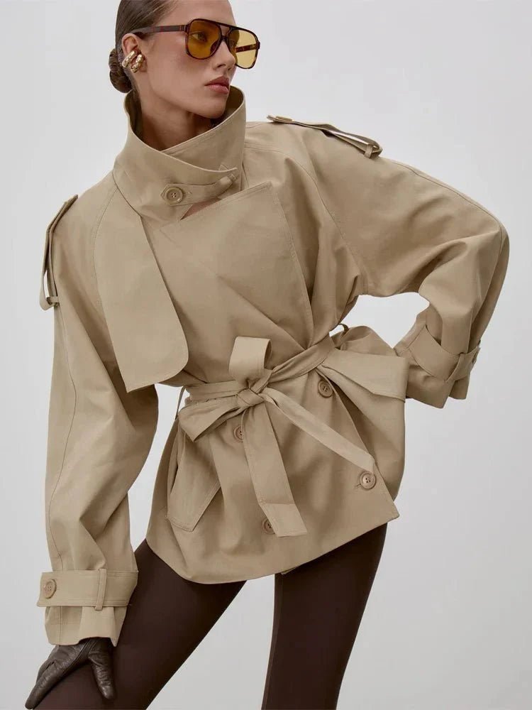 Octavia trenchcoat med snøredetaljer og ståkrave