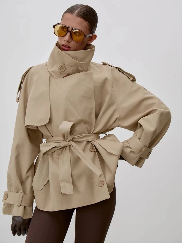 Octavia trenchcoat med snøredetaljer og ståkrave