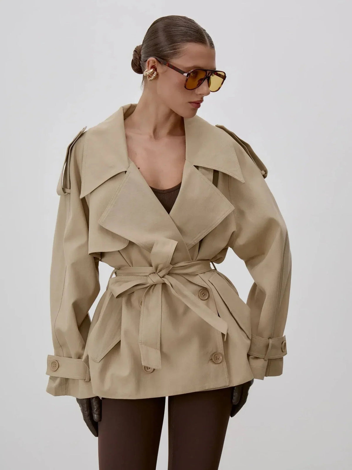 Octavia trenchcoat med snøredetaljer og ståkrave