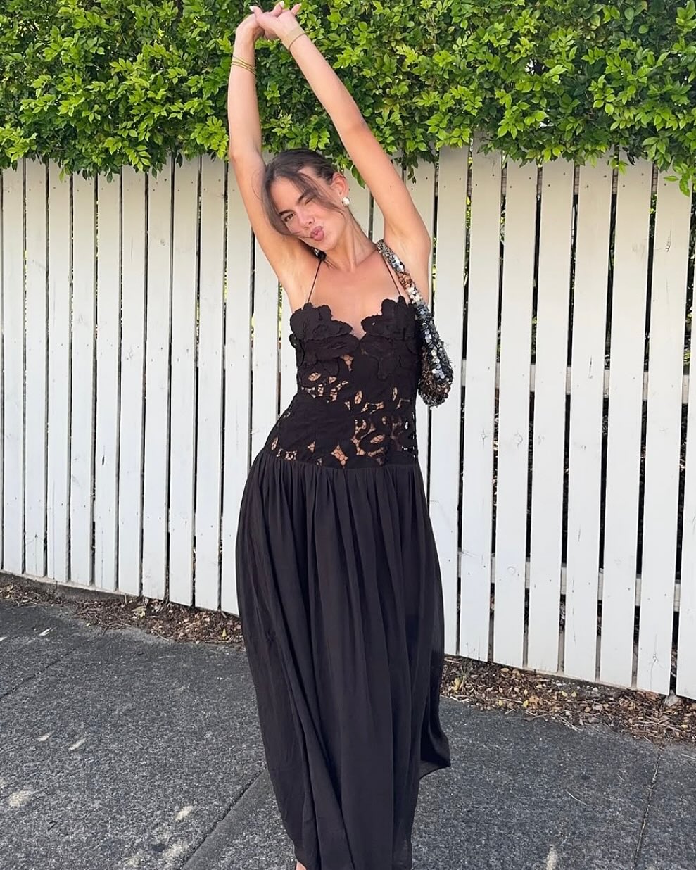 Orla halterkjole i blondemesh