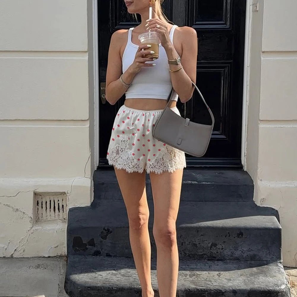 Pauleen shorts med polkaprikker og blondekant