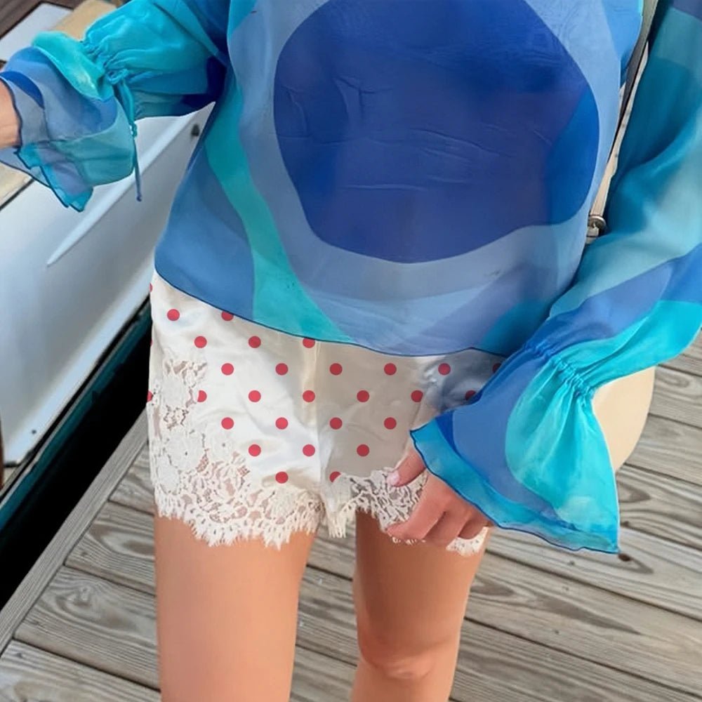 Pauleen shorts med polkaprikker og blondekant