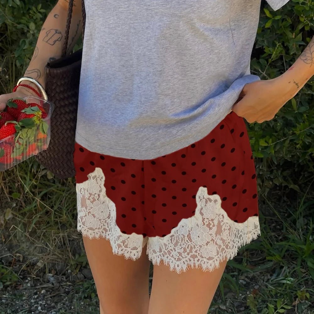 Pauleen shorts med polkaprikker og blondekant