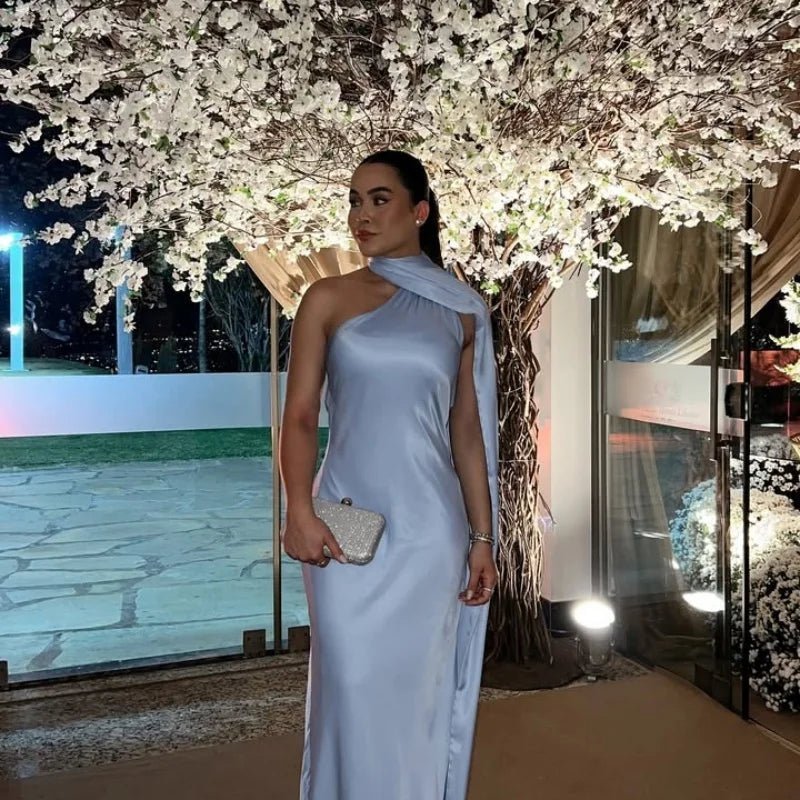 Raisa rygløs aftenkjole i satin med satinbånd