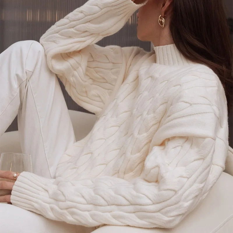 Freja-sweater i kabelstrik med høj hals