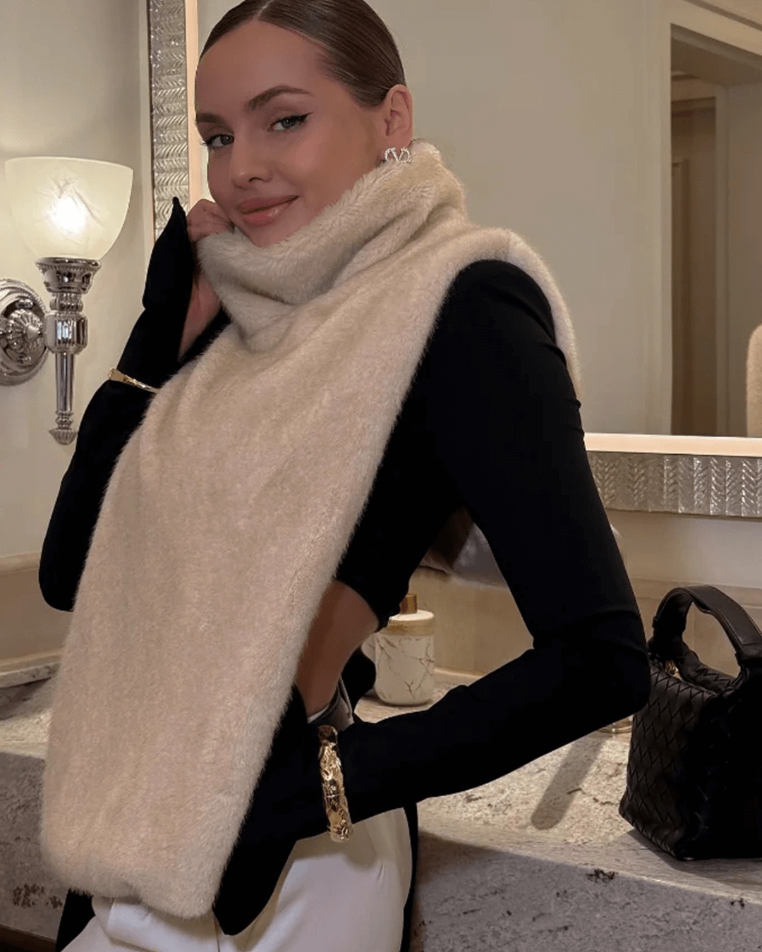 Rina vest i imiteret pels med rullekrave