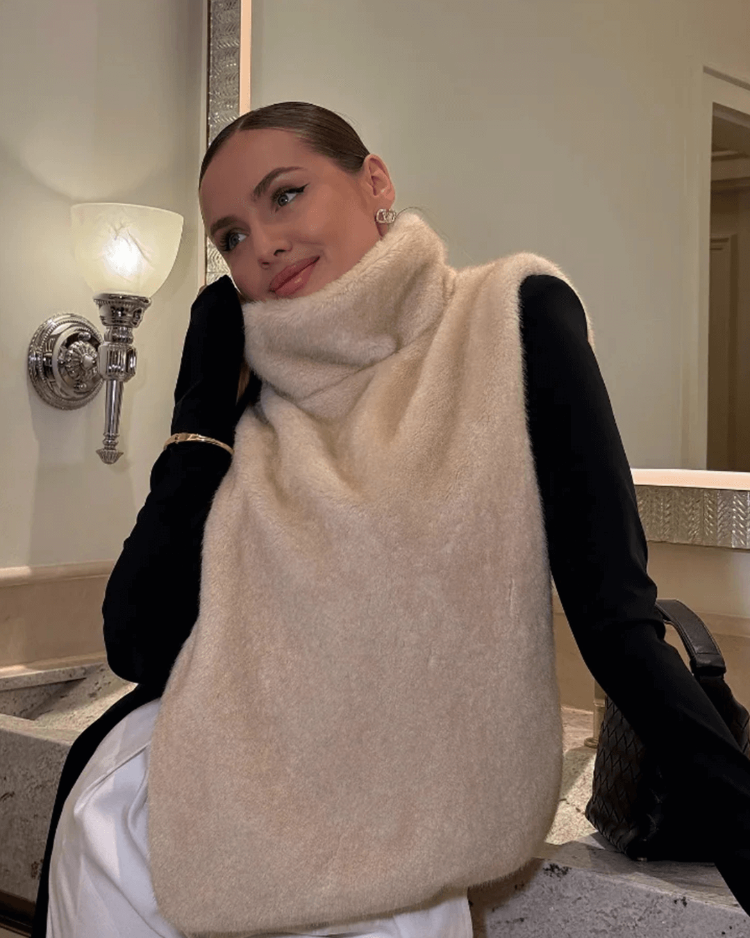 Rina vest i imiteret pels med rullekrave