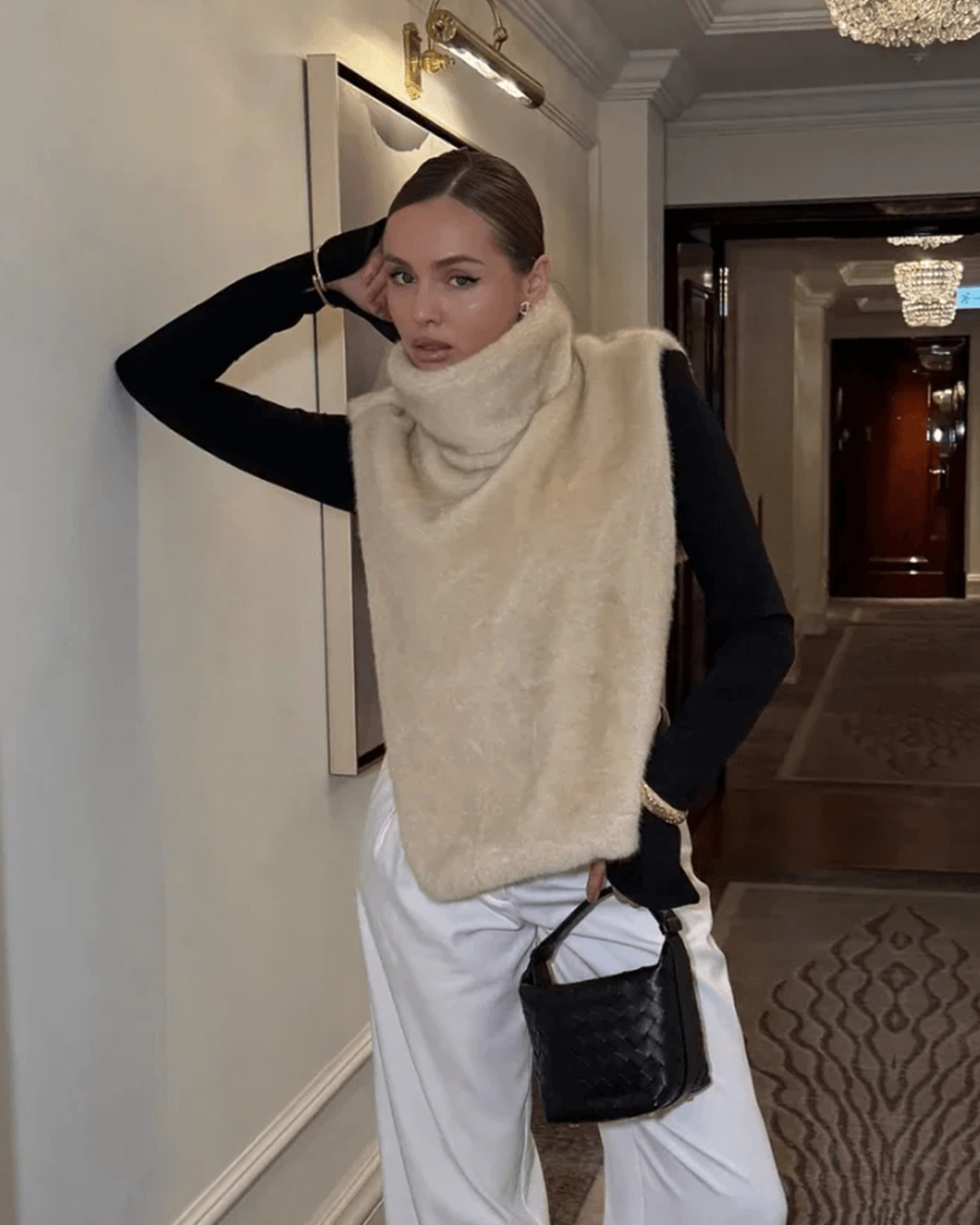 Rina vest i imiteret pels med rullekrave