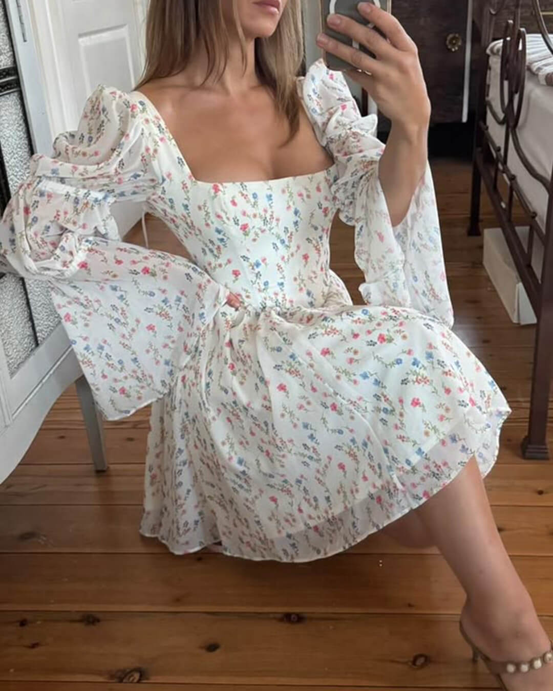 Rose off-shoulder-minikjole med flæser