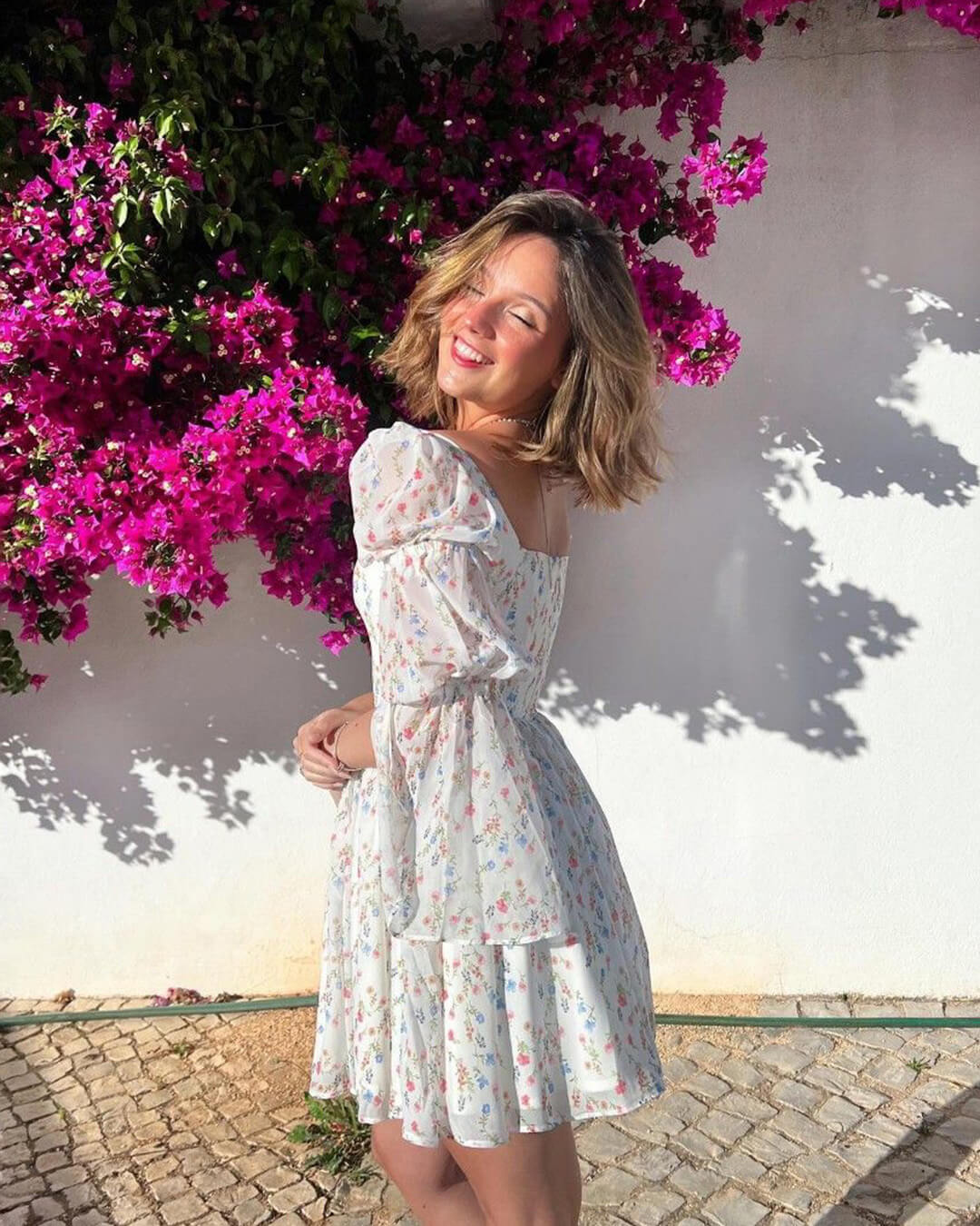 Rose off-shoulder-minikjole med flæser