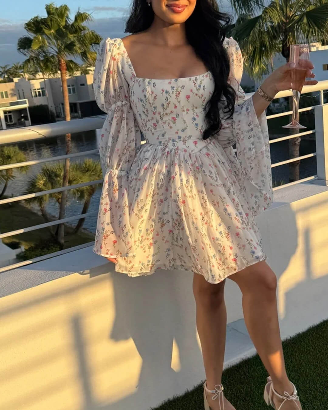 Rose off-shoulder-minikjole med flæser