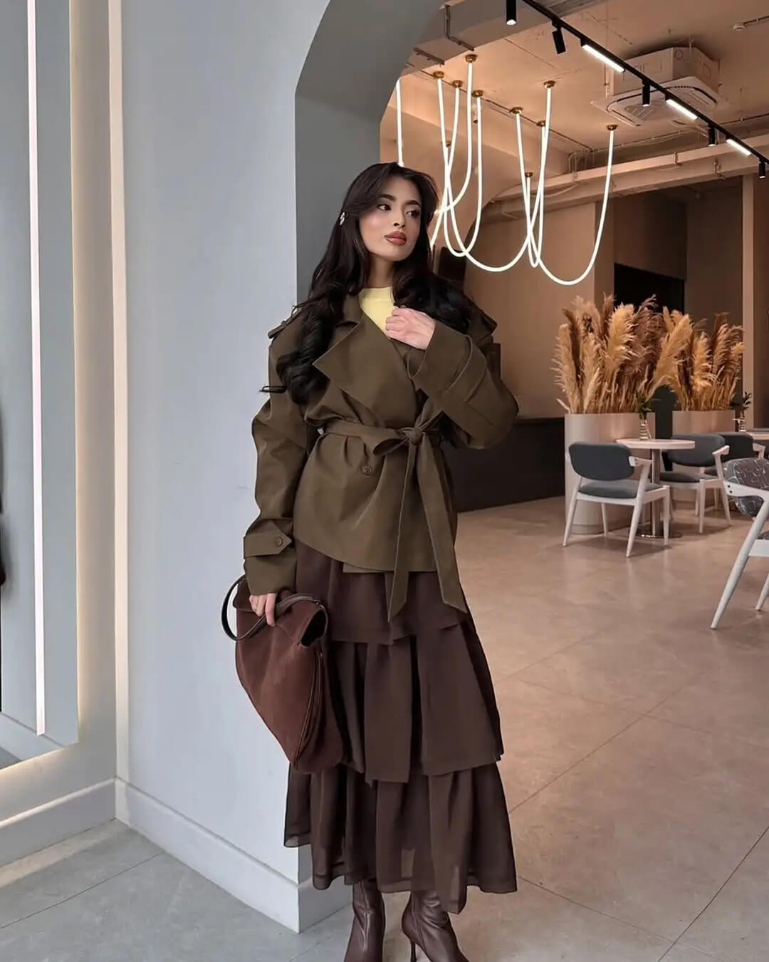 Sandy kort trenchcoat med snørelukning