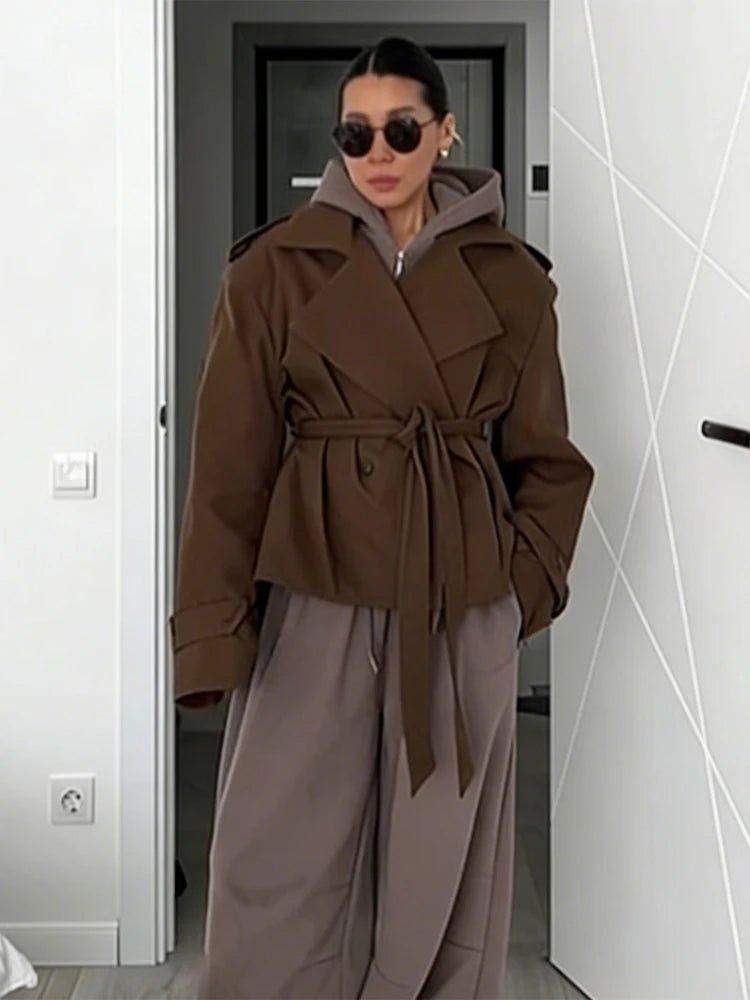 Sandy kort trenchcoat med snørelukning