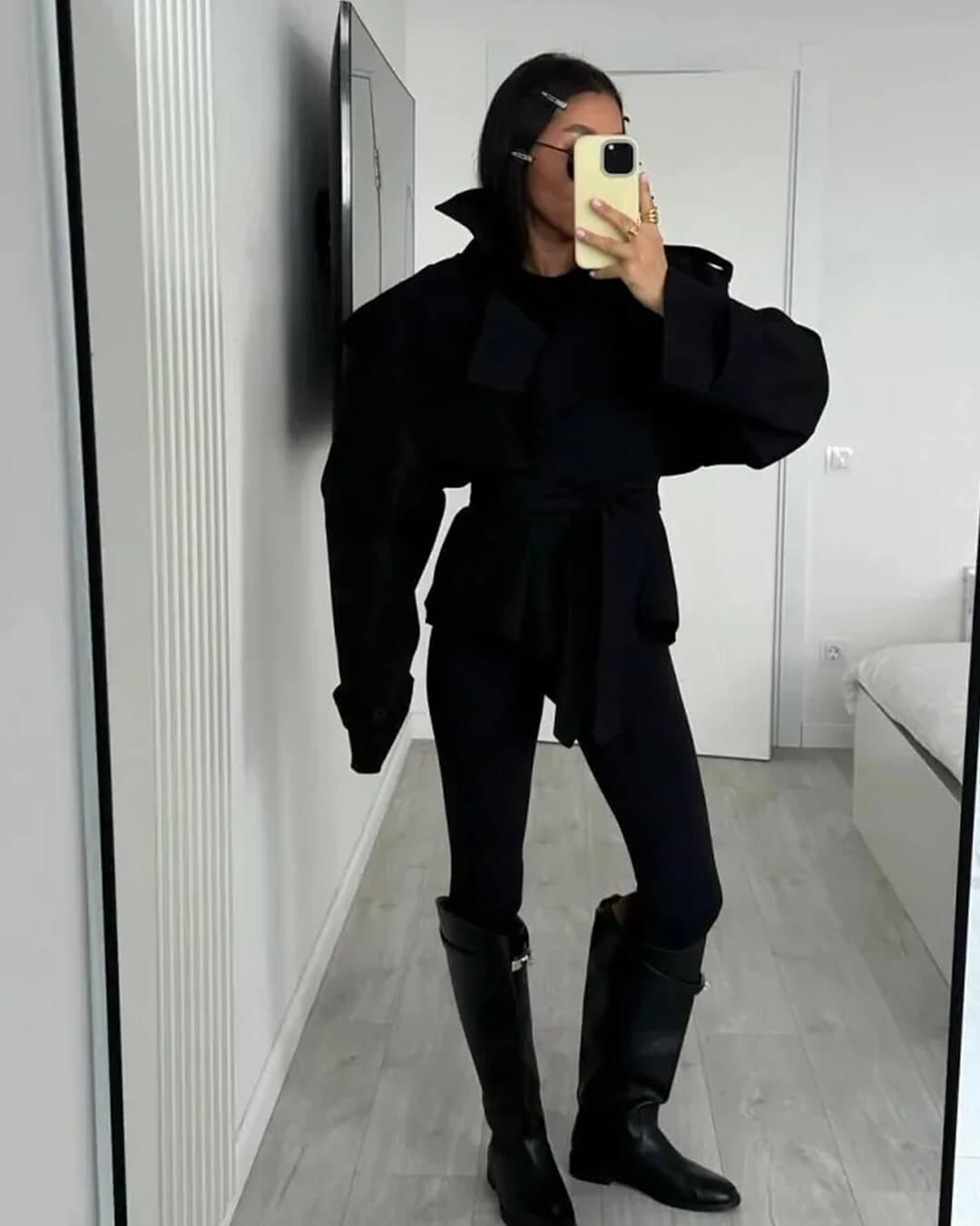 Sandy kort trenchcoat med snørelukning