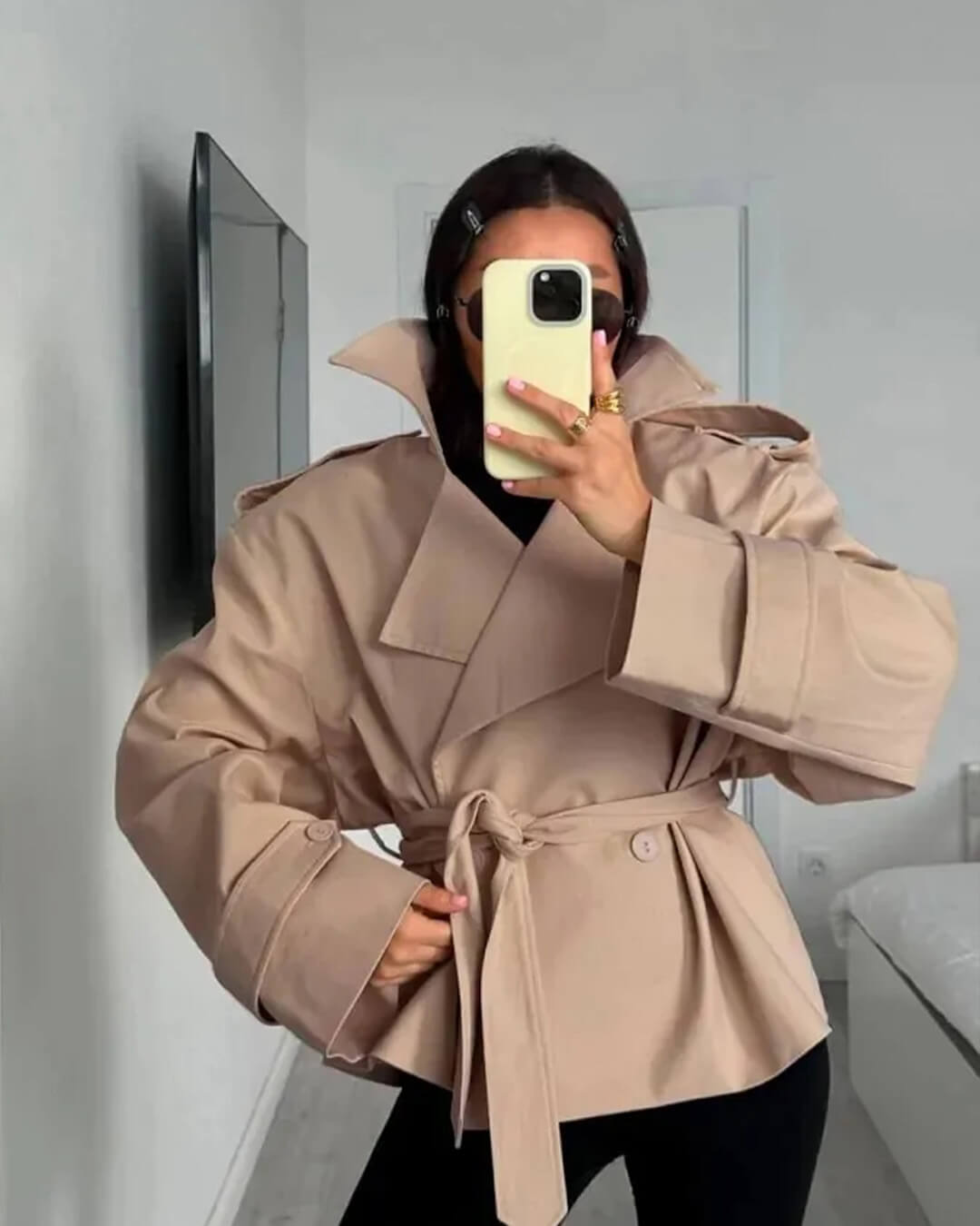 Sandy kort trenchcoat med snørelukning