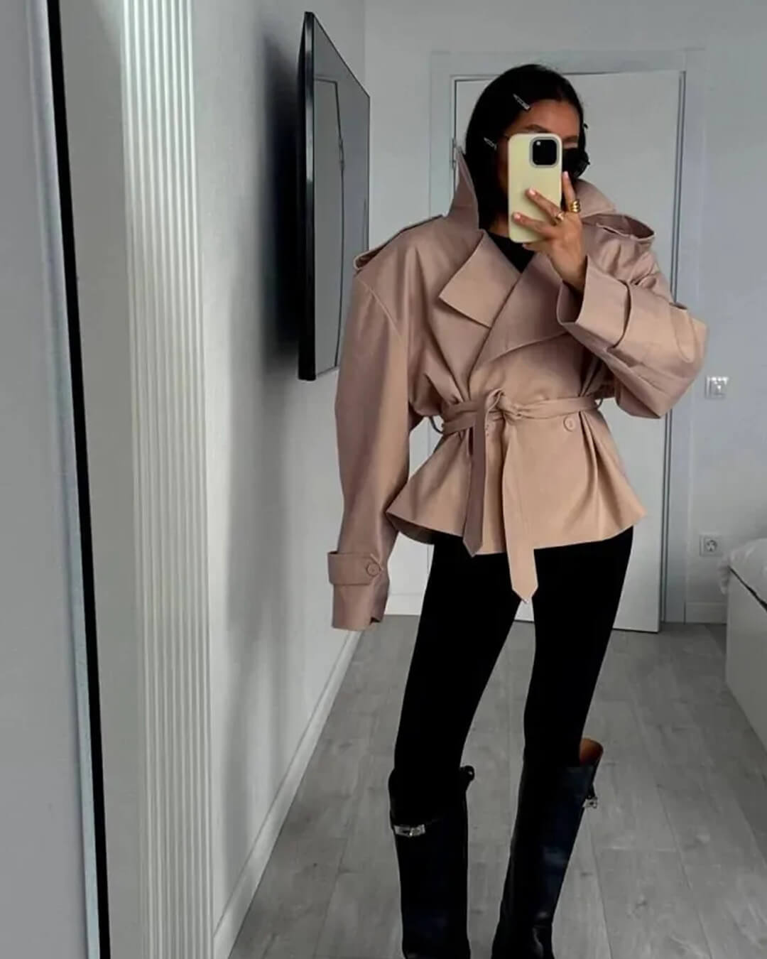 Sandy kort trenchcoat med snørelukning