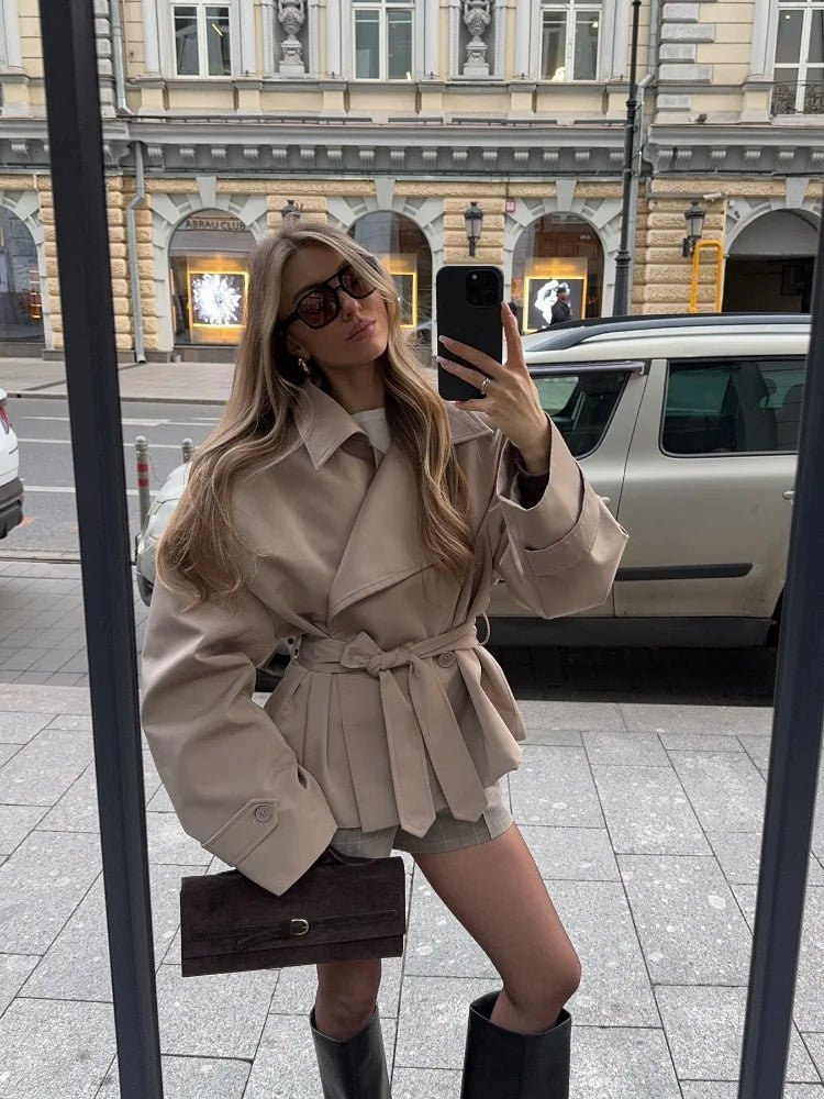 Sandy kort trenchcoat med snørelukning