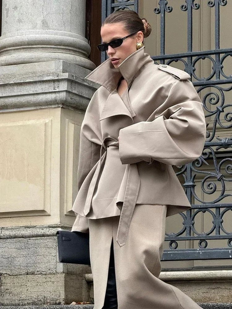 Sandy kort trenchcoat med snørelukning