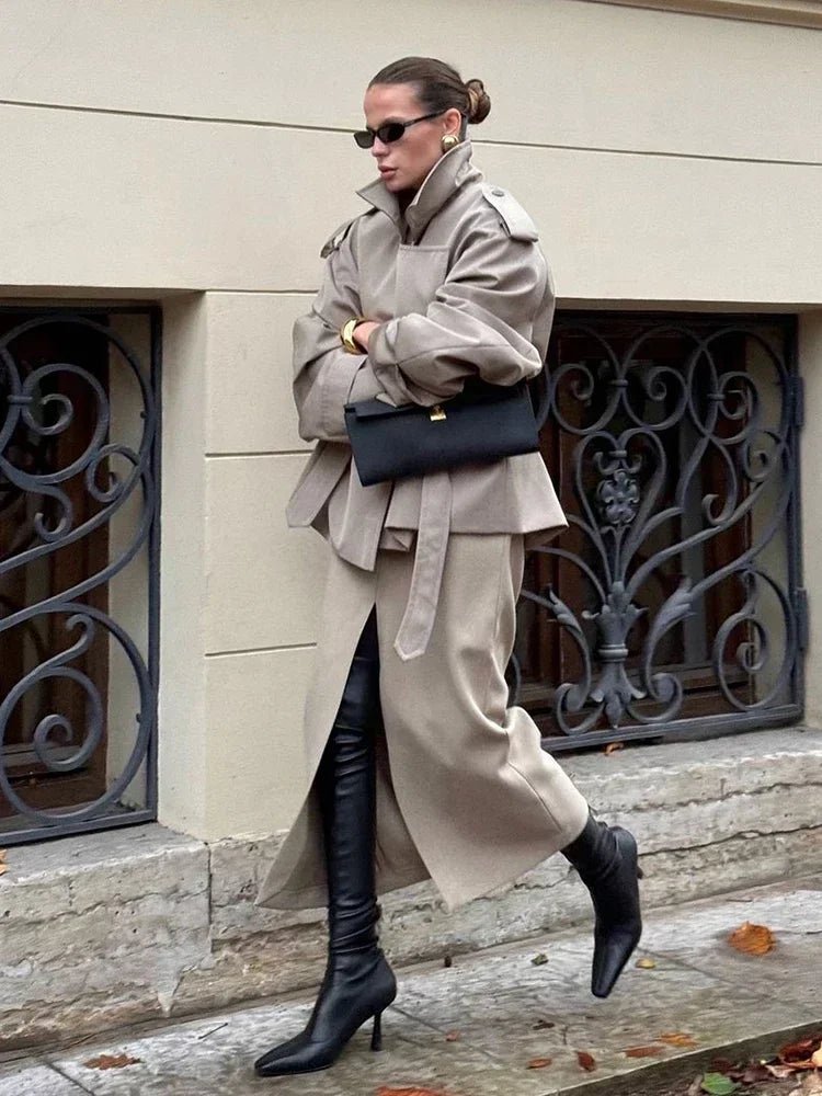 Sandy kort trenchcoat med snørelukning