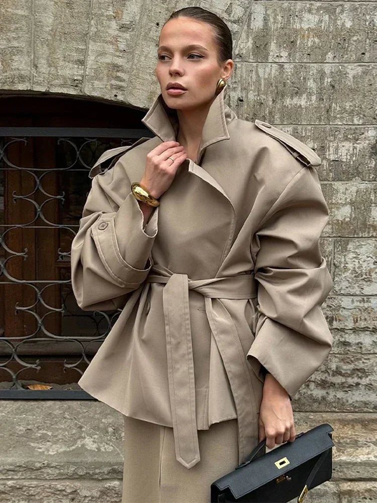 Sandy kort trenchcoat med snørelukning
