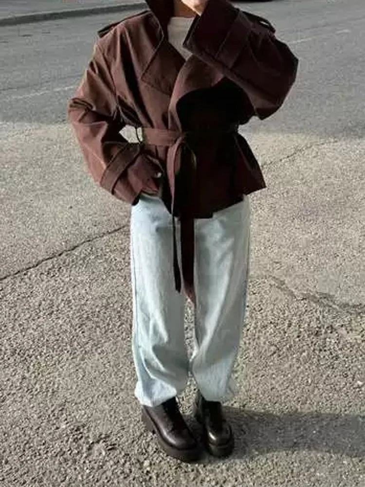 Sandy kort trenchcoat med snørelukning