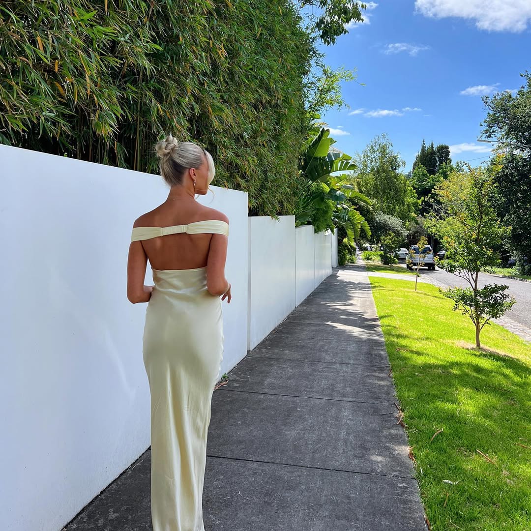 Serene satin-maxikjole med bar ryg