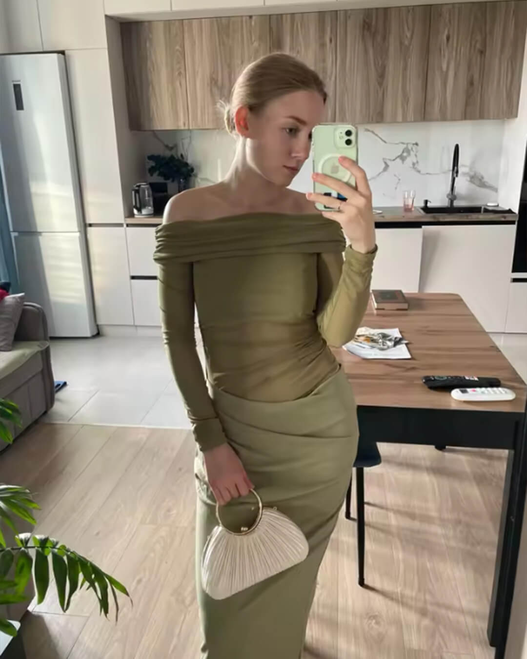 Shiela-rynkedesignet mesh-maxikjole