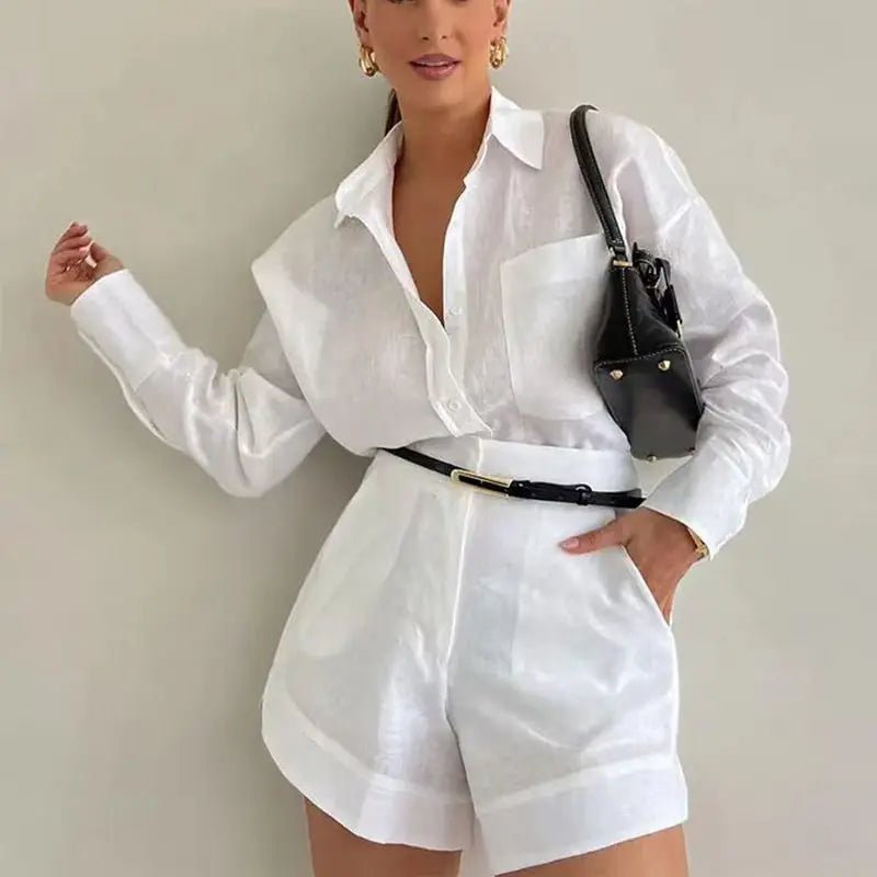 Solenn linsæt med langærmet bluse og højtaljede shorts