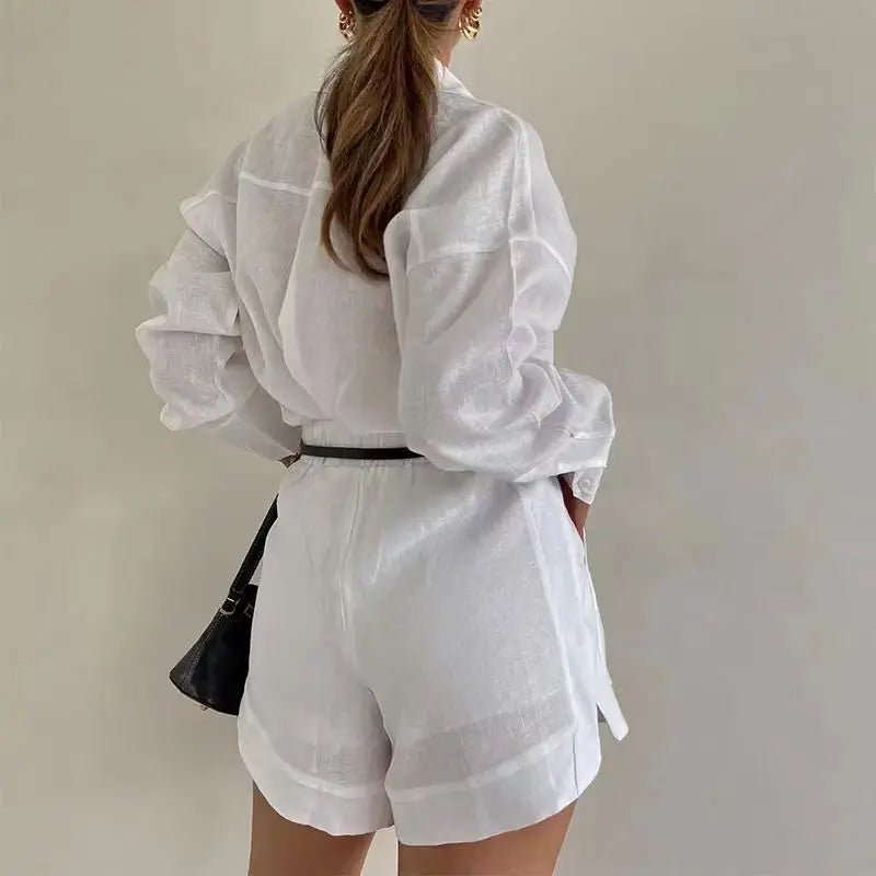 Solenn linsæt med langærmet bluse og højtaljede shorts