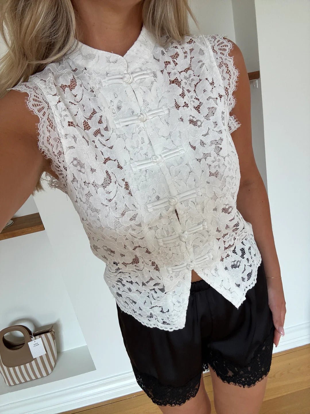 Sonia ærmeløs blondetop med kinakrave