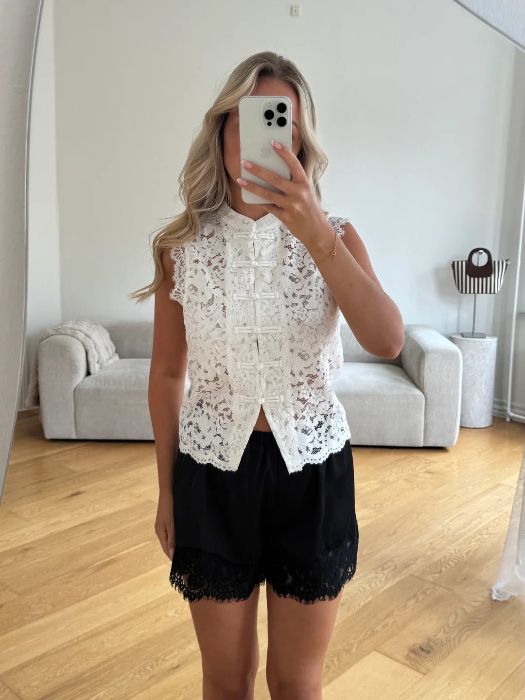 Sonia ærmeløs blondetop med kinakrave