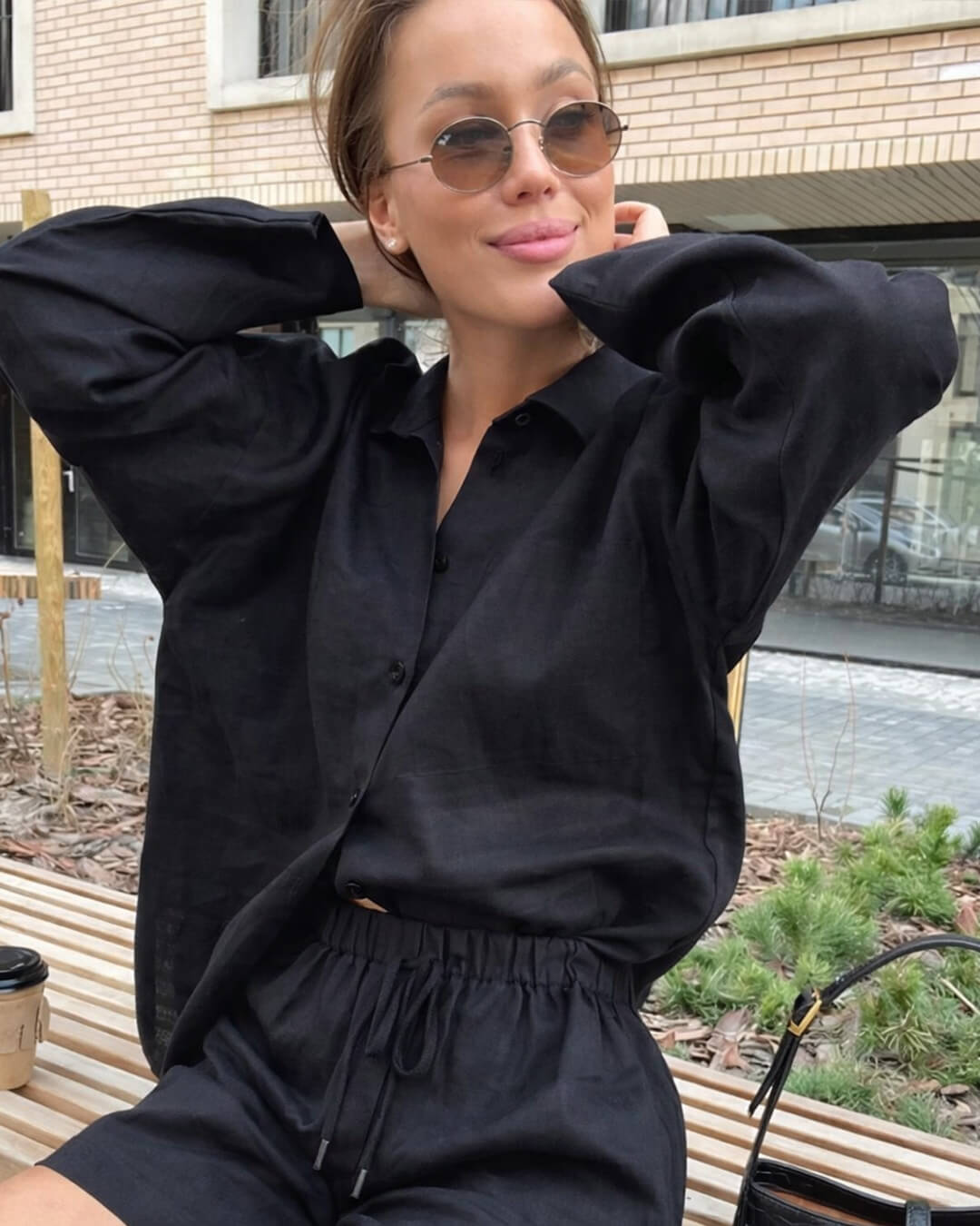 Sophia-sæt med skjorte med knapper og shorts med snørelukning
